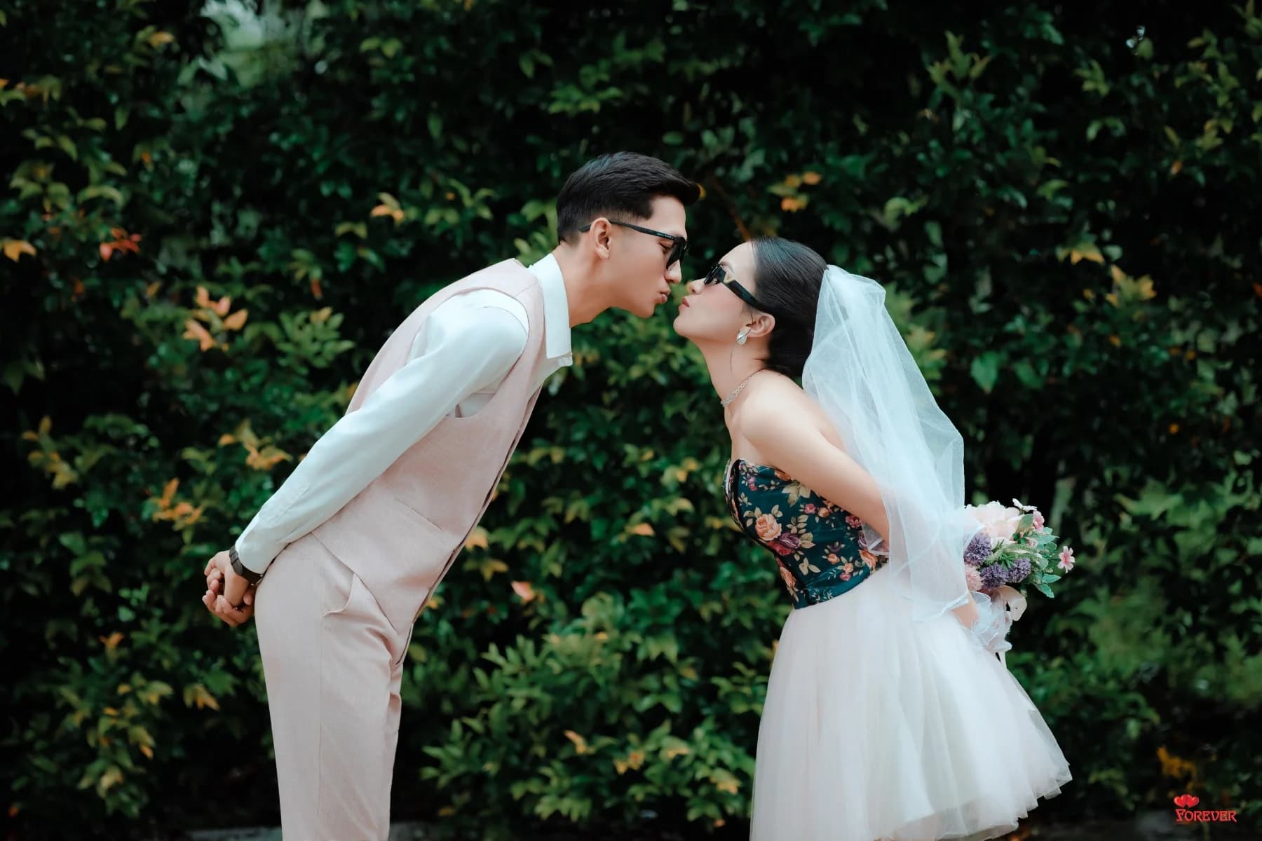 Aung leaning in for a kiss in the garden